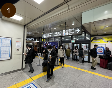 JR八条東口（はちじょうひがしぐち）の出入口を出て頂きます。（マクドナルド様が目印です）