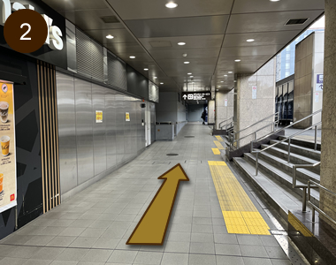 出口を出ましたら、そのまま左（コンコース）を直進します。