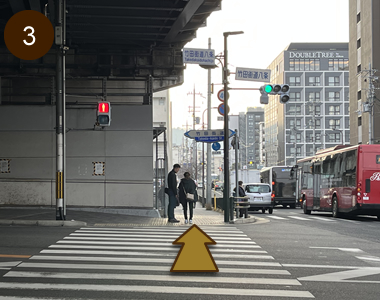「竹田街道八条（たけだかいどうはちじょう）」の交差点を矢印の方向に直進します。（新幹線の高架下を進みます。）