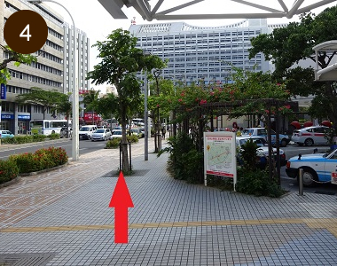 正面に「沖縄県庁」右手には「パレットくもじ」<br>県庁へ向けて真っ直ぐお進みください。