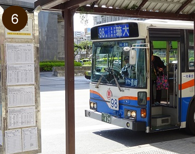 バス停「県庁北口」を通過しますバス停を左手に、もうしばらく真っ直ぐお進みください。
