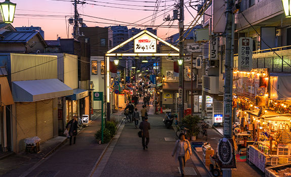 Explore the shopping street full of downtown atmosphere!