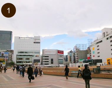 ①JR仙台駅、2階中央改札西口から外へ出ます。
